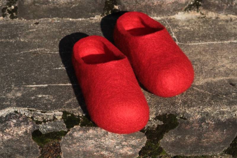 Gefilzte Wollpuschen in Rot. Handgefertigt. Hergestellt Auf Bestellung von DMpics