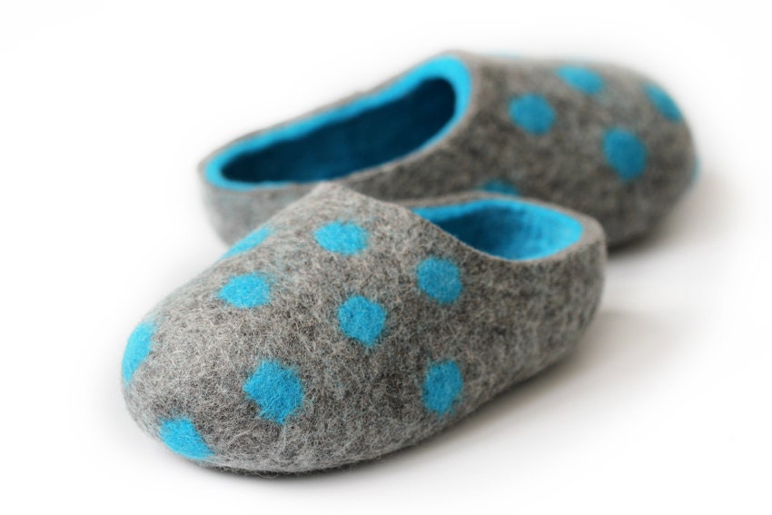 Handgefilzte Hausschuhe Für Jedermann. Mittelgrau/ Türkis Mit Pünktchen Ornament. Hergestellt Auf Bestellung von DMpics