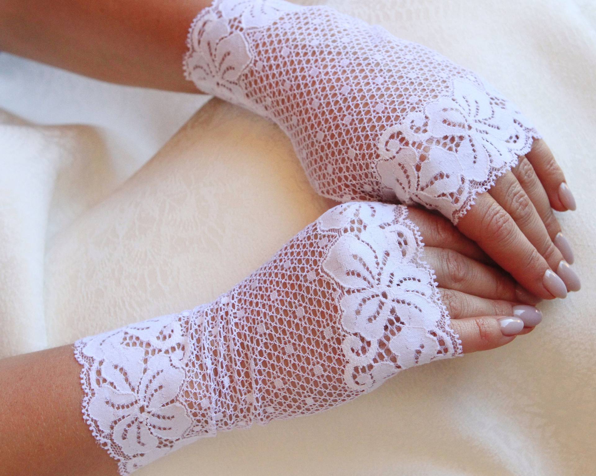 Hochzeitshandschuhe. Brauthandschuhe. Taufhandschuhe. Fingerlose Handschuhe. Milchig Weiße Spitzenhandschuhe. Stretch Versandfertig von DMpics