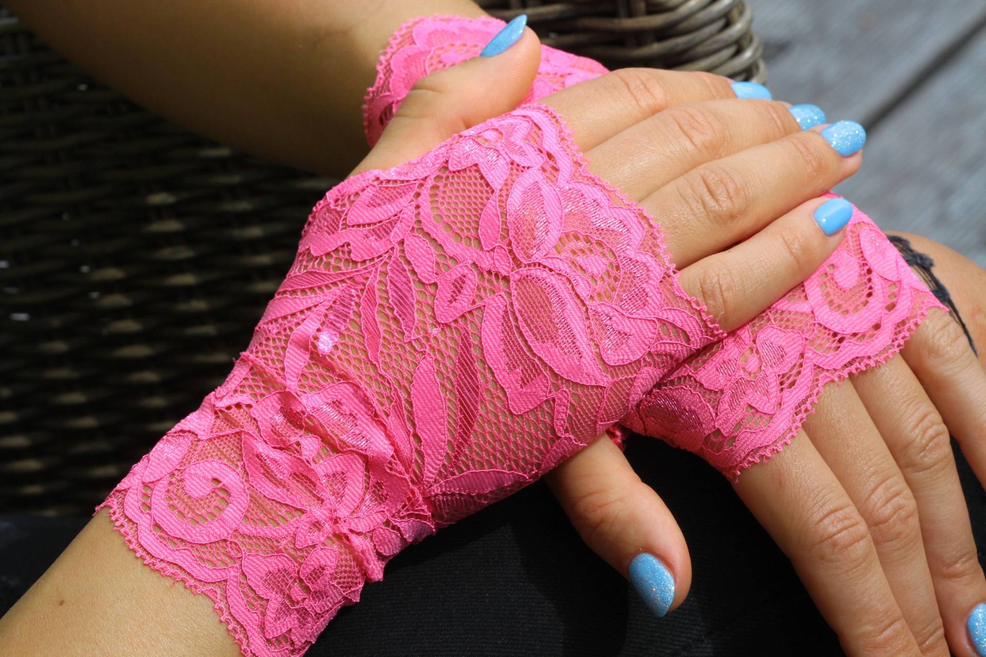 Leuchtend Pink Armstulpen. Rosa Stretch Spitzen-Armstulpen. Fingerlose Handschuhe-Braut Handschuhe-Brautjungfer Handschuhe. Geschenk Für Sie von DMpics