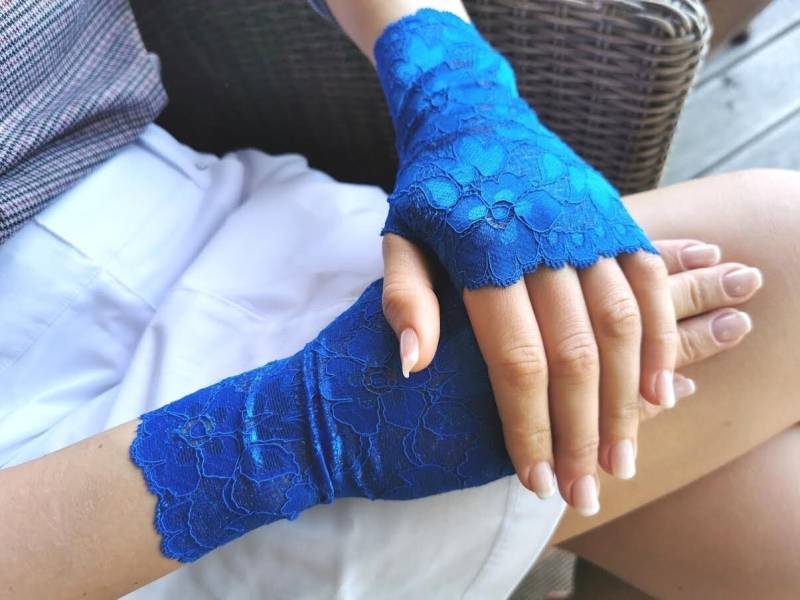 Spitzenhandschuhe in Blau. Stretch Spitze. Fingerlose Handschuhe. Trachtenhandschuhe. Partys, Raves, Oder Auch Für Den Alltag Spitzenhandschuhe in Blau. Stretch Spitze. Fingerlose Handschuhe. Trachtenhandschuhe. Partys, Raves, Oder Auch Für Den Alltag von DMpics