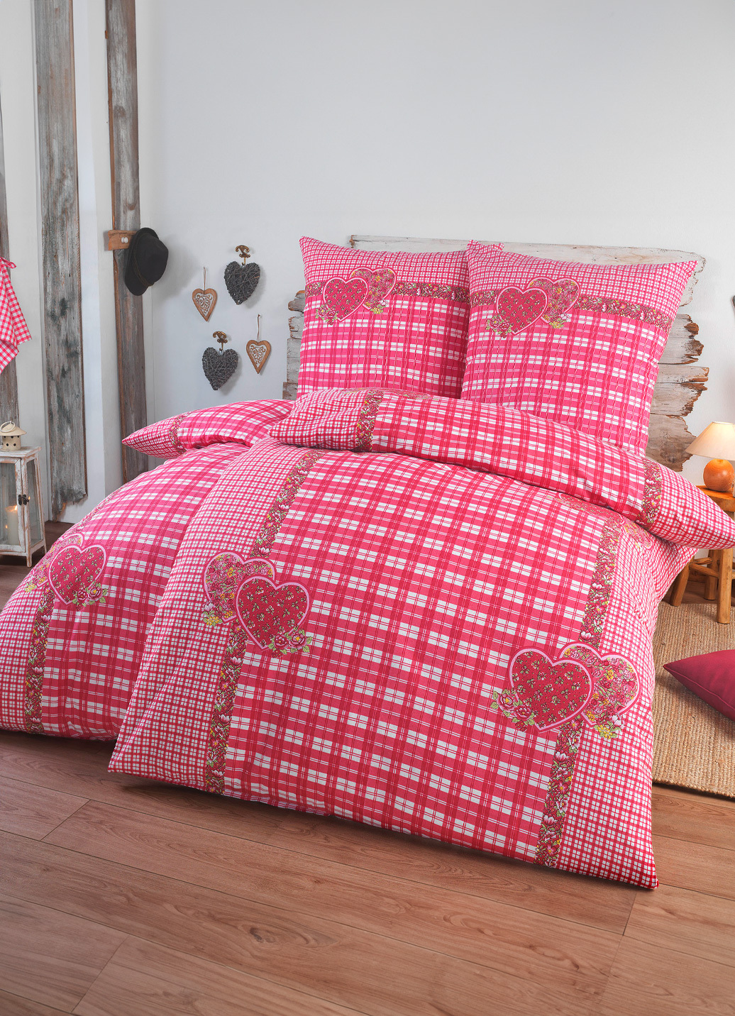 4-teiliges Bettwäsche-Set mit rustikalem Karodessin, Größe 412 (2x 80x80 cm + 2x 135x200 cm), Rot von DOBNIG