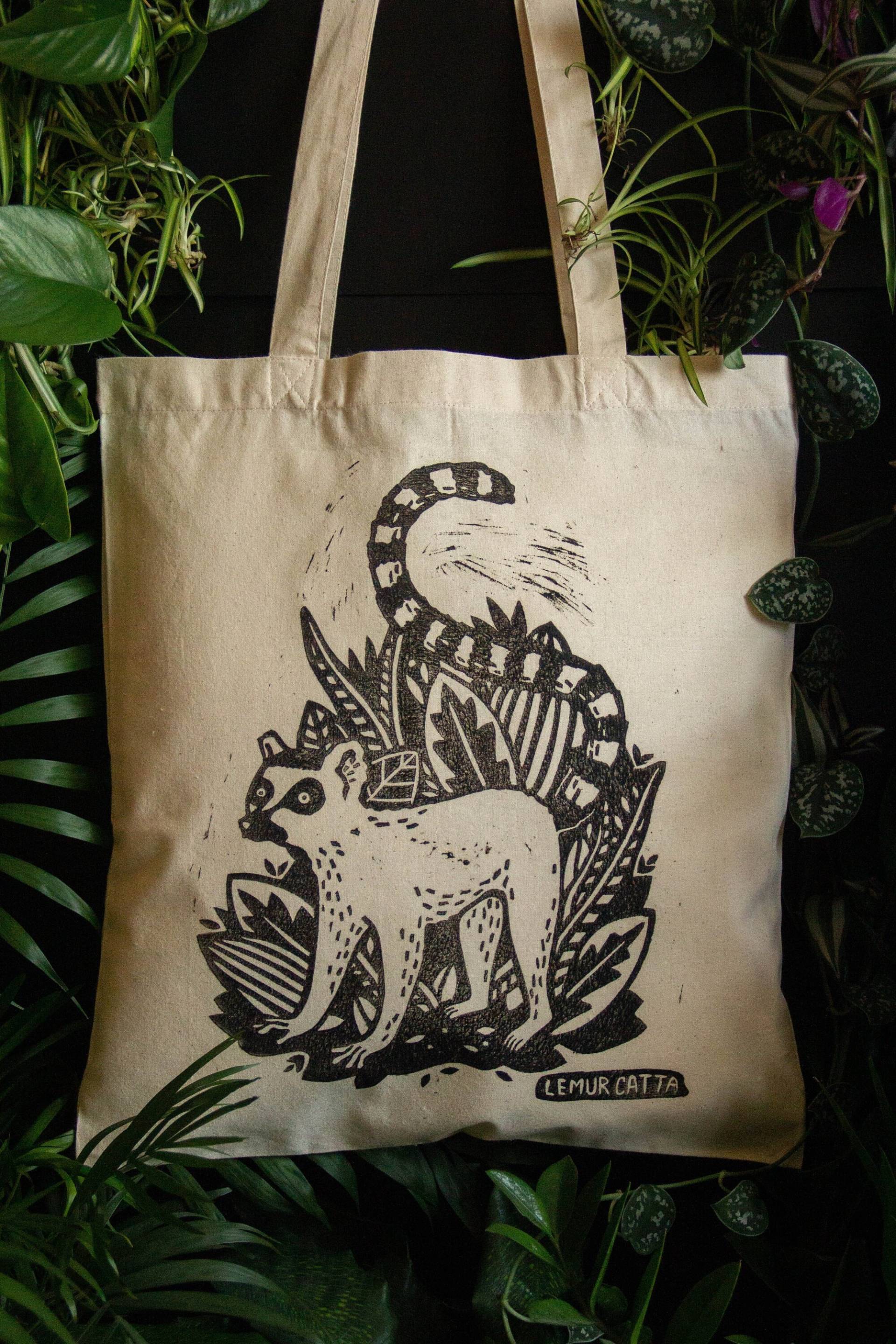 Handbedruckte Tasche Mit Einer Lemur Illustration Handbedruckte Tasche Mit Einer Lemur Illustration von DODOsLemurs