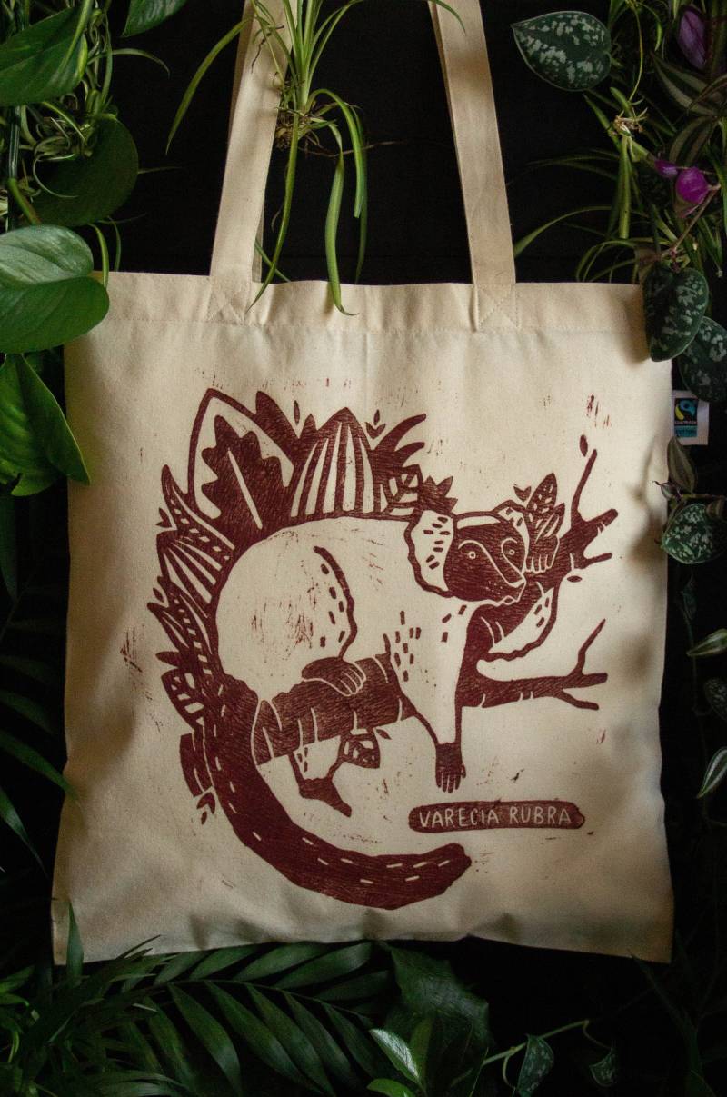 Handbedruckte Tragetasche, Mit Einer Rot Gerüschten Lemur Illustration Handbedruckte Tragetasche, Mit Einer Rot Gerüschten Lemur Illustration von DODOsLemurs