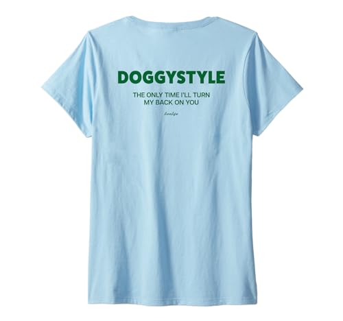 Damen Doggystyle - The ONLY TIME X I’LL Turn My Back ON You - Back T-Shirt mit V-Ausschnitt Damen Doggystyle - The ONLY TIME X I’LL Turn My Back ON You - Back T-Shirt mit V-Ausschnitt von DOGGYSTYLE. THE ONLY TIME I’LL TURN MY BACK ON YOU