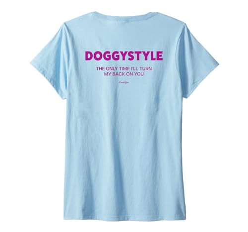 Damen Doggystyle - The ONLY TIME X I’LL Turn My Back ON You - Back T-Shirt mit V-Ausschnitt Damen Doggystyle - The ONLY TIME X I’LL Turn My Back ON You - Back T-Shirt mit V-Ausschnitt von DOGGYSTYLE. THE ONLY TIME I’LL TURN MY BACK ON YOU