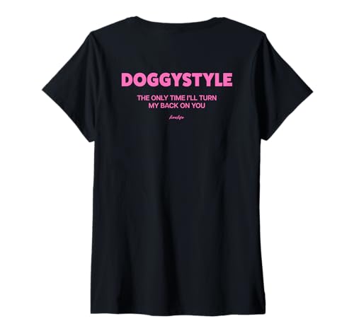 Damen Doggystyle - The ONLY TIME X I’LL Turn My Back ON You - Back T-Shirt mit V-Ausschnitt Damen Doggystyle - The ONLY TIME X I’LL Turn My Back ON You - Back T-Shirt mit V-Ausschnitt von DOGGYSTYLE. THE ONLY TIME I’LL TURN MY BACK ON YOU