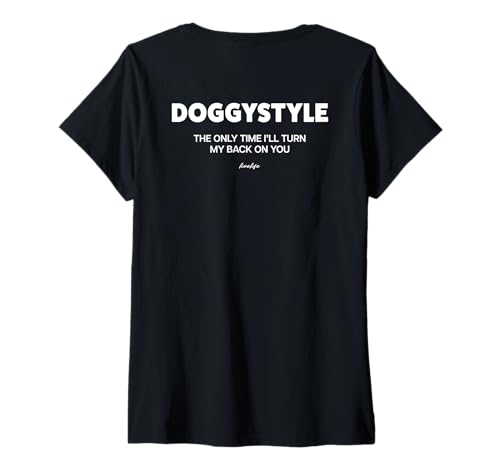 Damen Doggystyle - The ONLY TIME X I’LL Turn My Back ON You - Back T-Shirt mit V-Ausschnitt Damen Doggystyle - The ONLY TIME X I’LL Turn My Back ON You - Back T-Shirt mit V-Ausschnitt von DOGGYSTYLE. THE ONLY TIME I’LL TURN MY BACK ON YOU