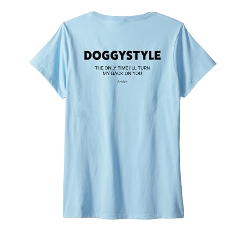 Damen Doggystyle - The ONLY TIME X I’LL Turn My Back ON You - Back T-Shirt mit V-Ausschnitt von DOGGYSTYLE. THE ONLY TIME I’LL TURN MY BACK ON YOU