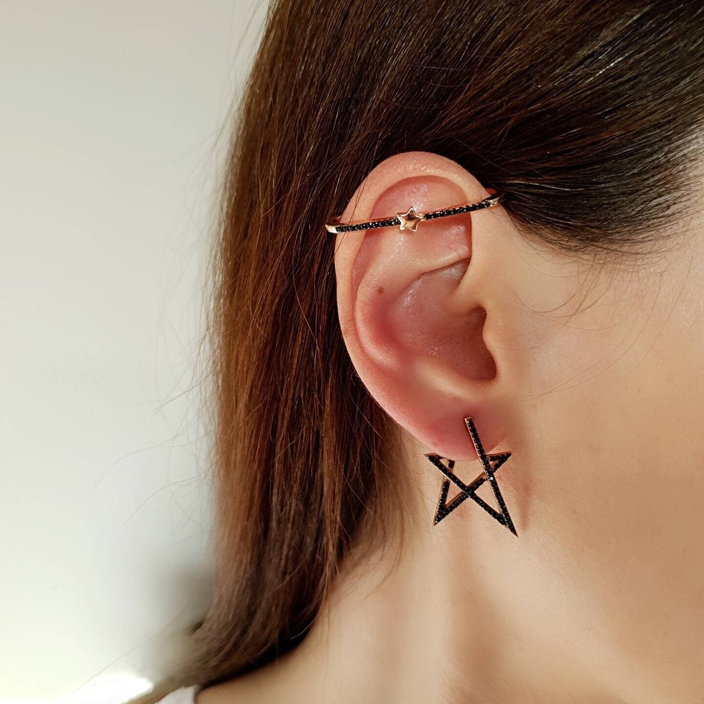 Besondere Handgemachte Stern Ohrringe, Gothic Mittwoch Pentagramm Ohrringe Mit Schwarzen Zirkon Steinen, Hexen Schwarzer Ohrstecker, Sternchen von DOHMANSTONE