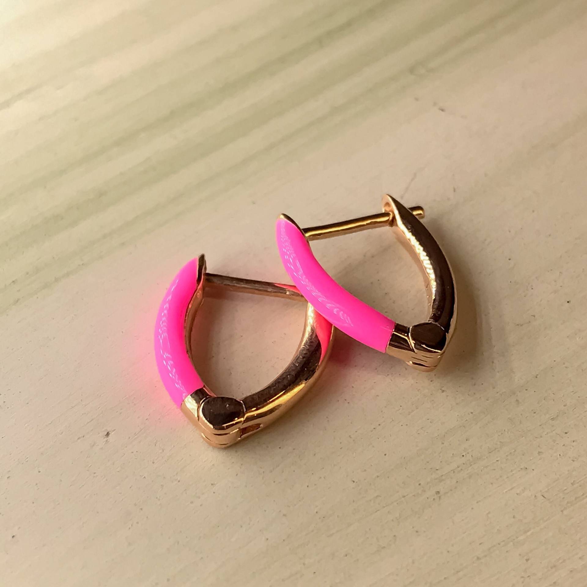 Neon Pink Huggies, Bunte Sommer Strand Schmuck, Einzigartige 925 Silber 14K Gold Vermeil Handmade Huggies von DOHMANSTONE