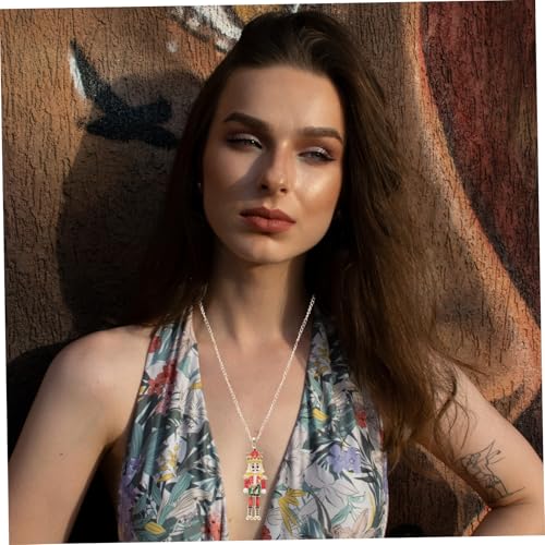 DOITOOL Kreative Nutcracker Halskette mit Funkelnden Zirkonia Cartoon Soldat Anhänger Roter Emaille Legierung Festlicher Weihnachtsschmuck für Damen Vielseitiges Accessoire zu Feiertagen von DOITOOL