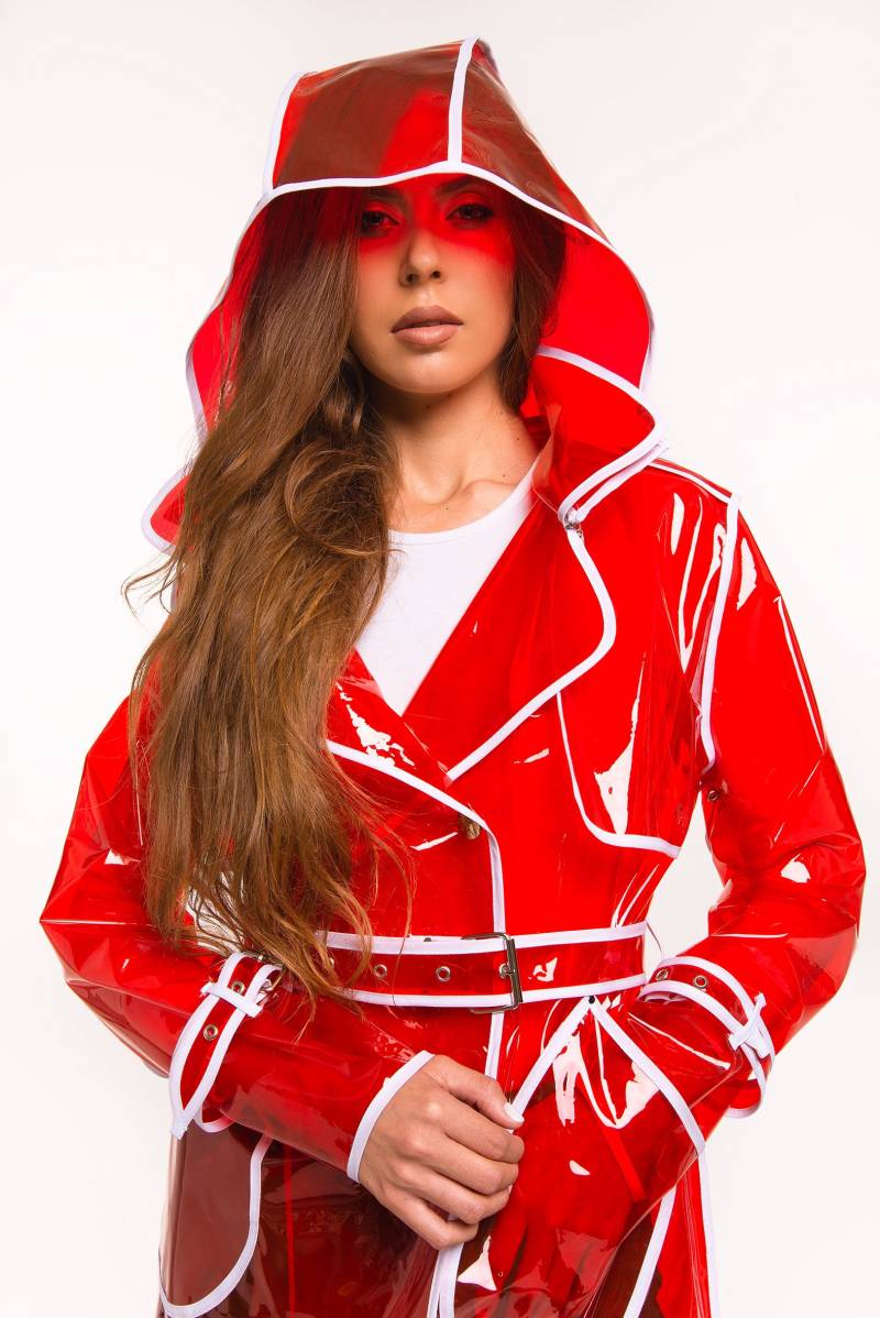 Roter Damen Regenmantel Mit Abnehmbarer Kapuze. Trenchcoat Für von DOMDRICHStudio