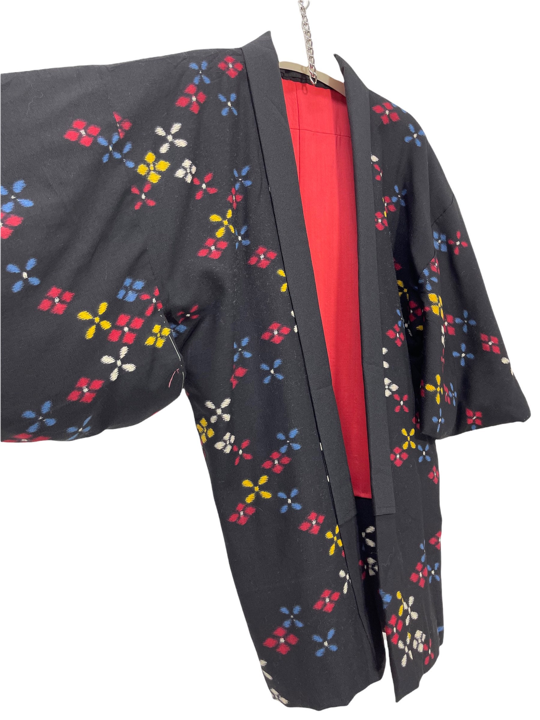 Made in Japan Hanten Wolle Jacke Wattierte Schwarz Kasuri Ikat Blumen Muster Kimono Robe Warme Winterjacke von DONPACINO