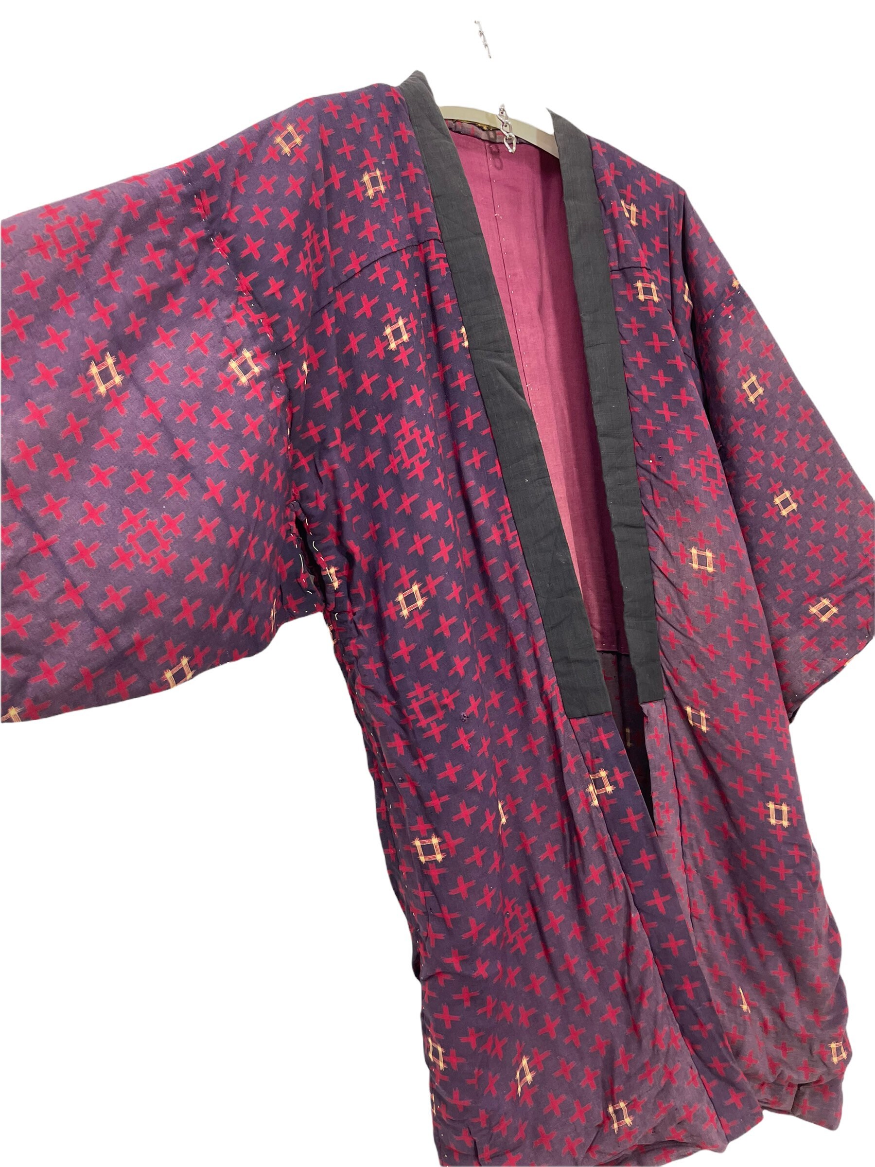 Made in Japan Vintage Hanten Jacke Polsterung Watted Kasuri Muster Kordelzug Handgemachte Kimono Robe Warme Winterjacke Made in Japan Vintage Hanten Jacke Polsterung Watted Kasuri Muster Kordelzug Handgemachte Kimono Robe Warme Winterjacke von DONPACINO