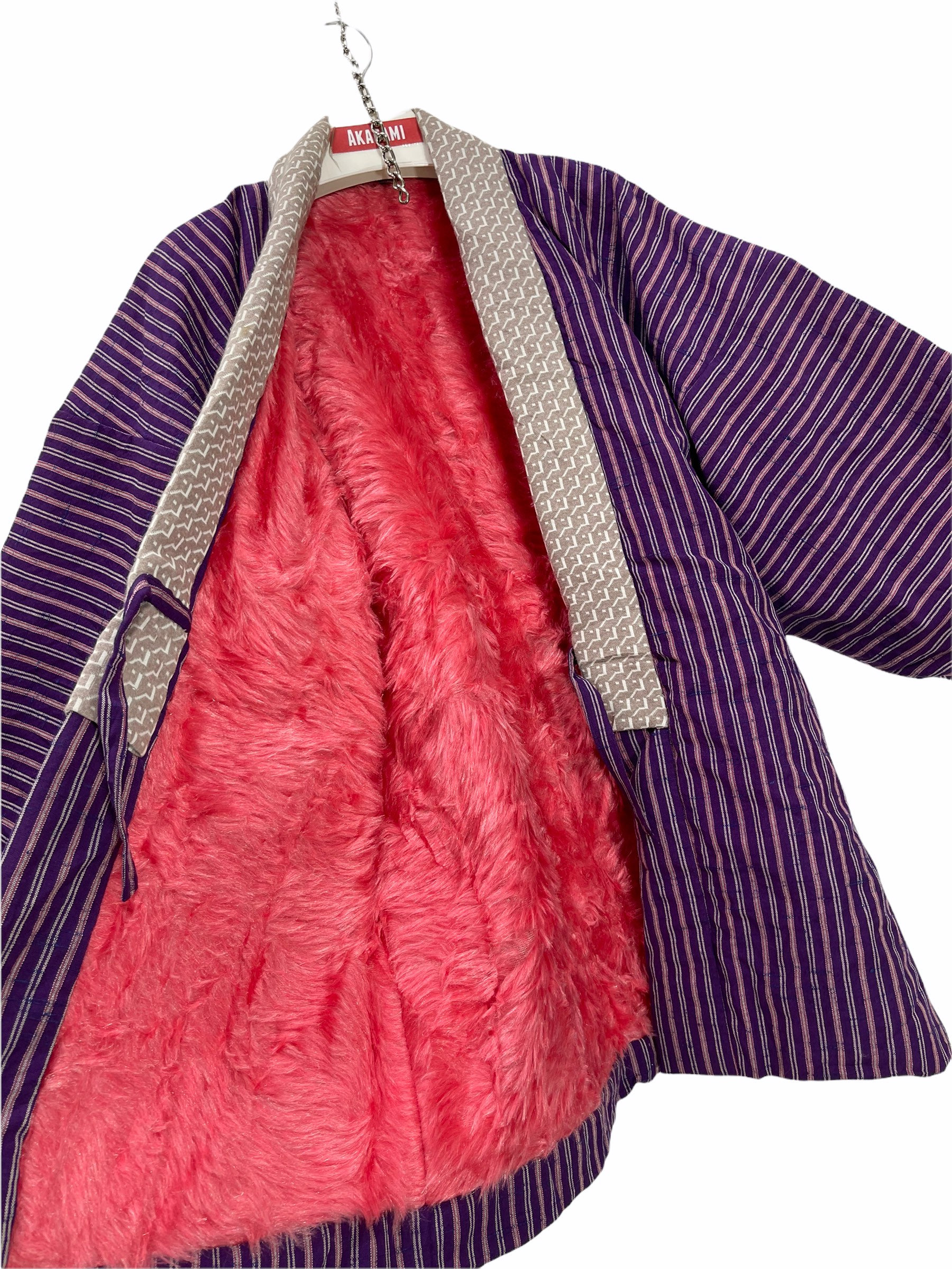 Made in Japan Vintage Hanten Jacke Polsterung Wattierte Lila Gestreifte Muster Pelzfutter Handgemachte Kordelzug Kimono Robe Warme Winterjacke Made in Japan Vintage Hanten Jacke Polsterung Wattierte Lila Gestreifte Muster Pelzfutter Handgemachte Kordelzug Kimono Robe Warme Winterjacke von DONPACINO