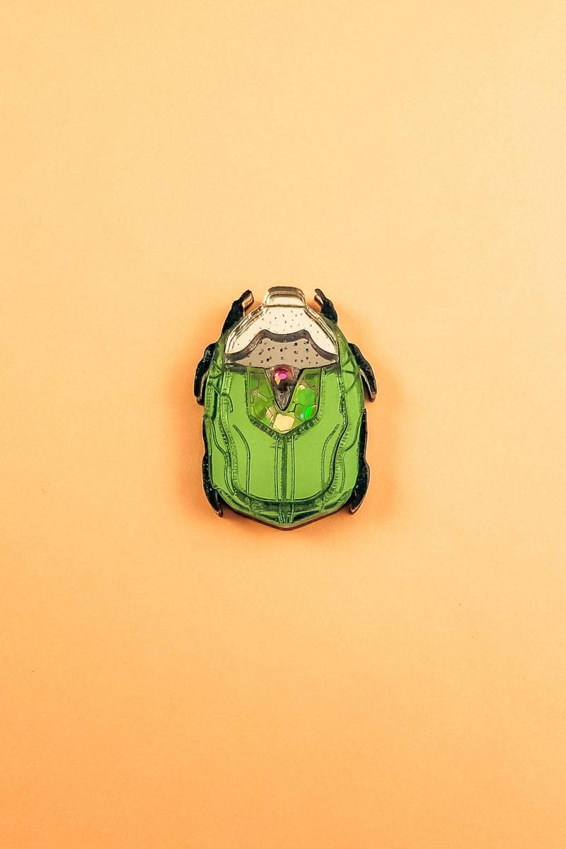 Glänzende Grüne Rosenkäfer Anstecknadel, Lasercut Aus Acrylglas, Unisex, Mode Accessoire von DORUZOVA