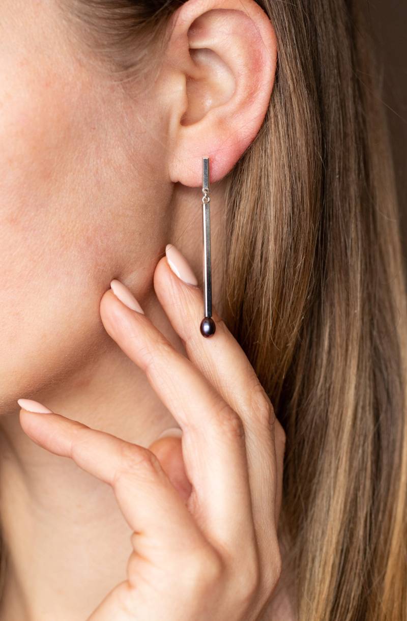 Dunkle Perlen Ohrringe, Recycled Sterling Silber Barren von DOSADORNMENTS