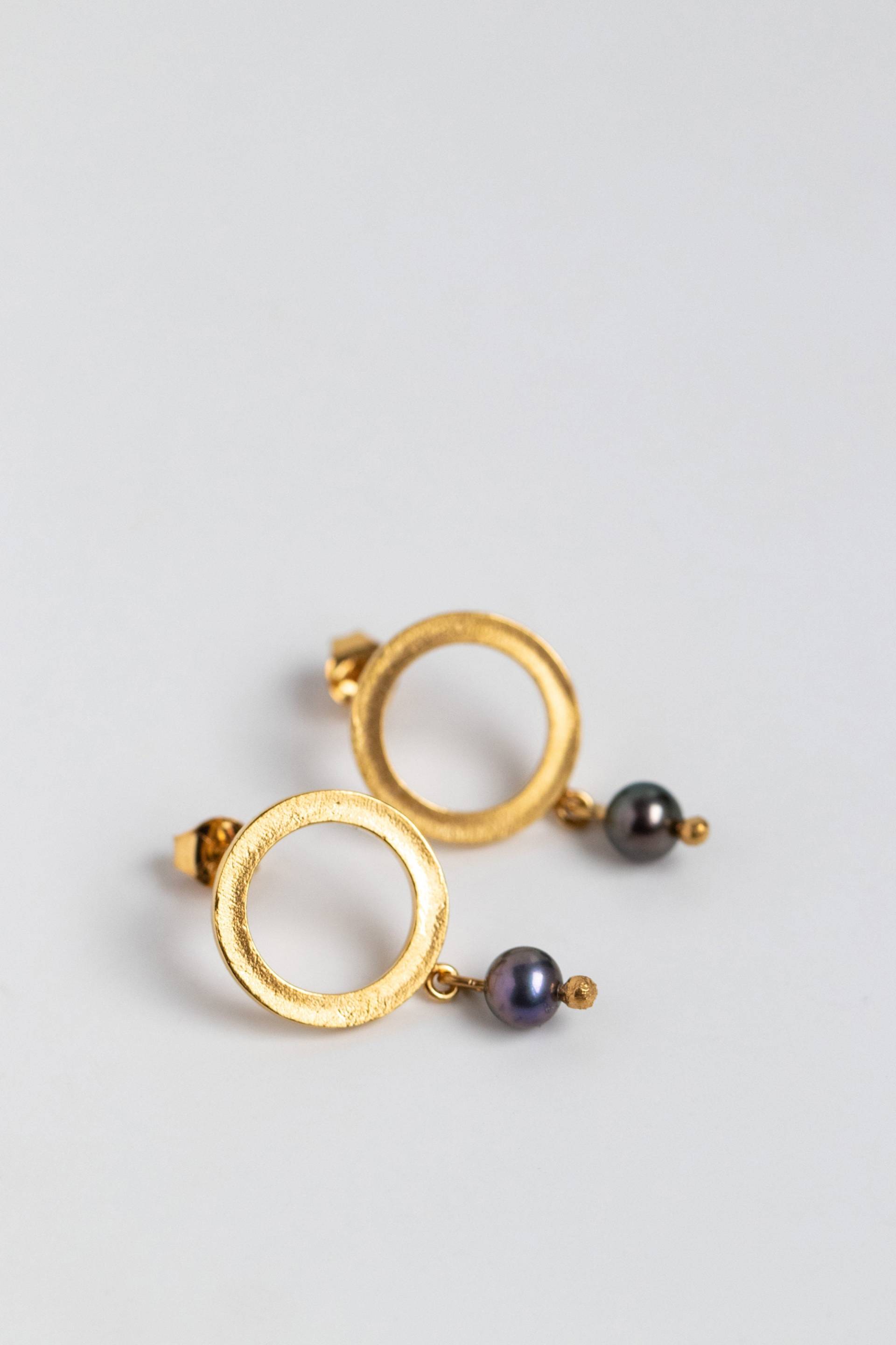 Dunkle Süßwasser Perle Tropfen Ohrringe, Recycled Sterling Silber, Handgemacht von DOSADORNMENTS