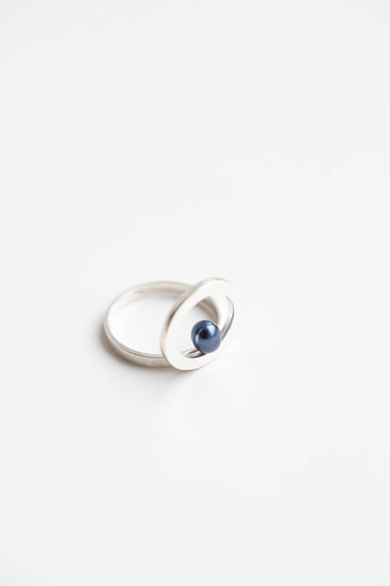 Dunkler Perlenring Perlenschätze. Handgefertigt. Sterling Silber Minimalist Statement Schmuck von DOSADORNMENTS