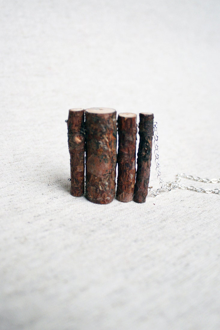 Gestapelter Kiefernholzzweig Anhänger - Schmuck Für Naturliebhaber von DOSADORNMENTS