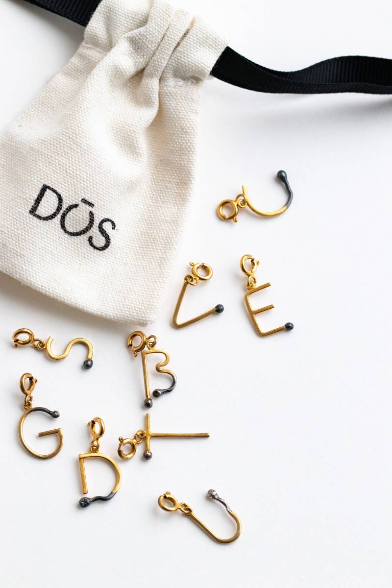 Golden Match Buchstabe Anhänger. Ein Klitzekleines Perfect Match. Schmuck Aus Sterling Silber, 24K Vergoldet. Einzelstück Lettland von DOSADORNMENTS