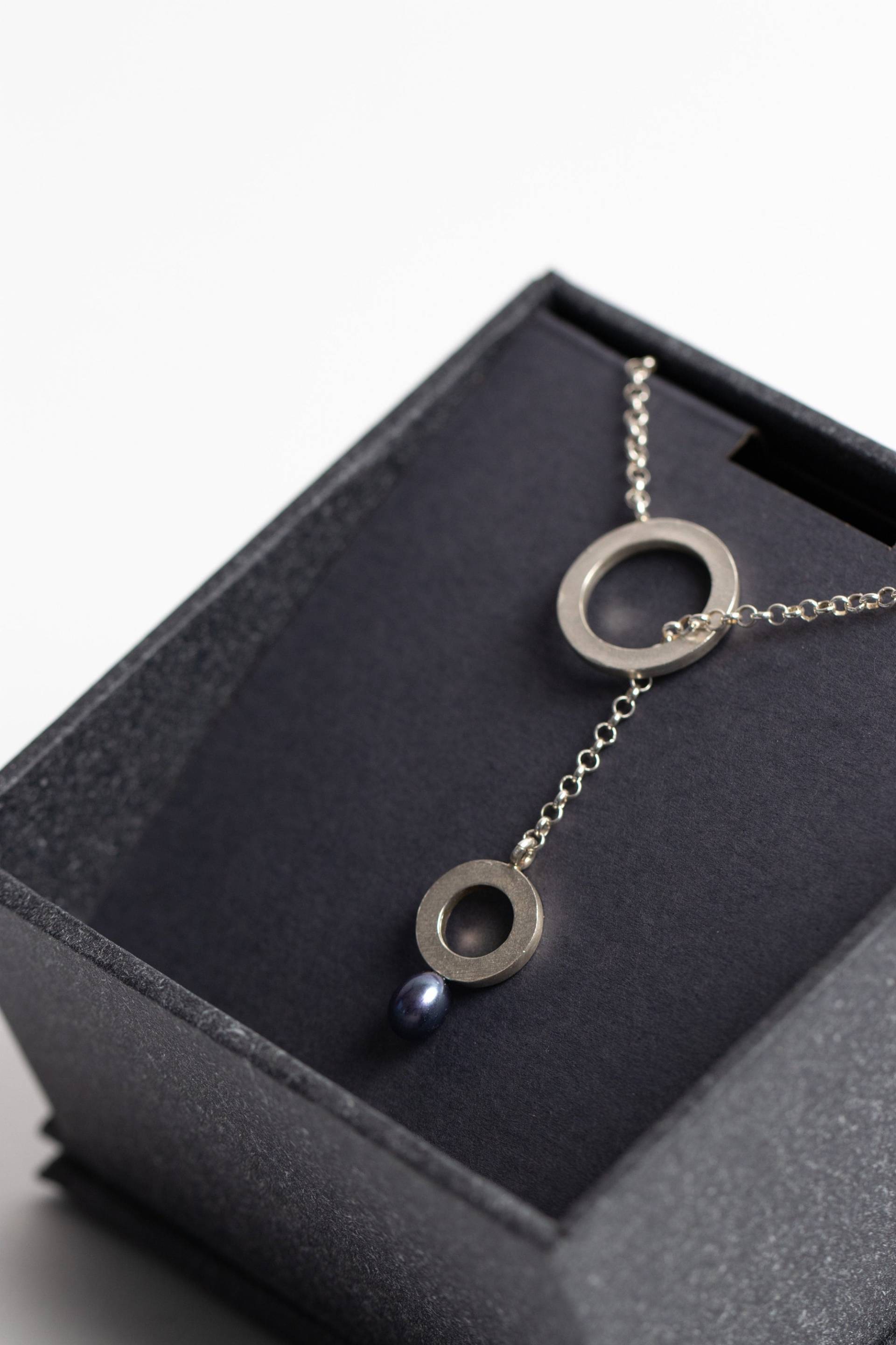 Handgemachte Halskette Aus Recyceltem Sterlingsilber, Lariat-Halskette, Dunkelviolette Süsswasserperle von DOSADORNMENTS