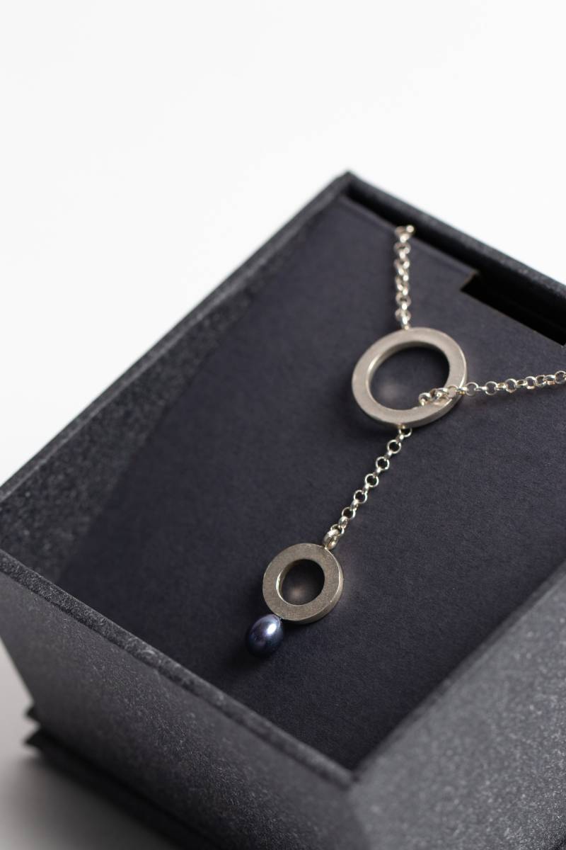 Handgemachte Halskette Aus Recyceltem Sterlingsilber, Lariat-Halskette, Dunkelviolette Süsswasserperle von DOSADORNMENTS