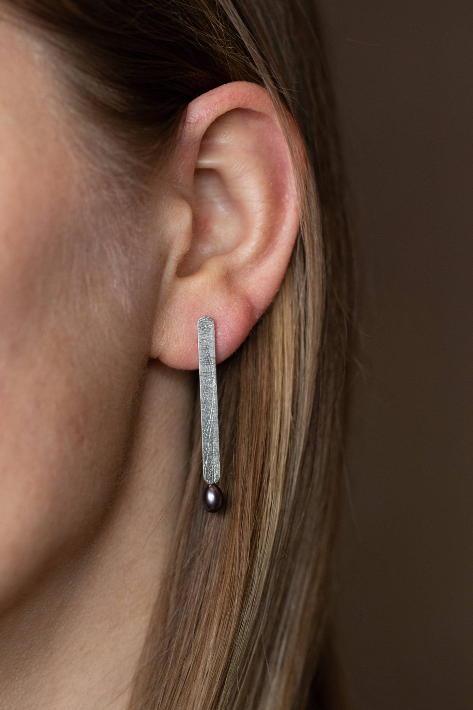 Handgemachte Sterling Silber Dunkle Perlen Tropfen Ohrringe, Gebürstete Texture von DOSADORNMENTS