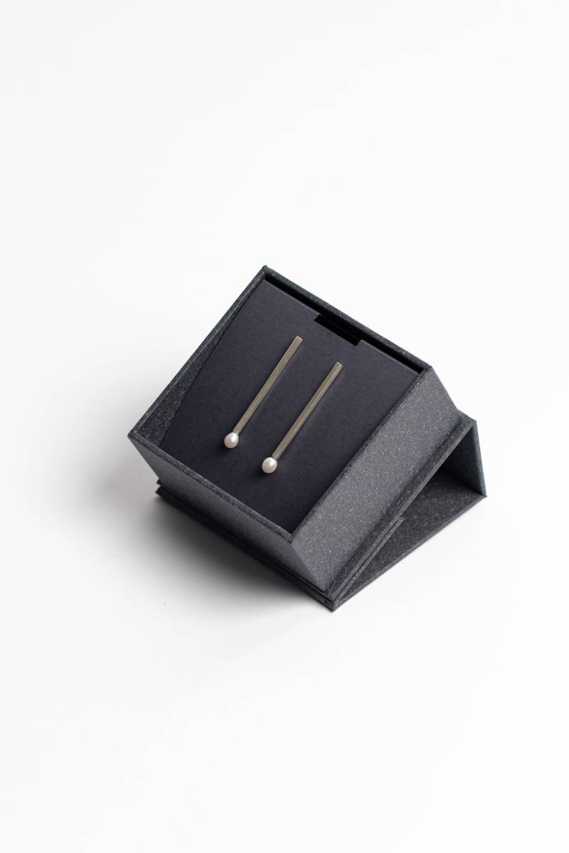 Weiße Perle Ohrstecker Pearl Treasures. Handgefertigt Aus Recyceltem Sterling Silber Und Natürlichen Süßwasserperlen. Versandfertig von DOSADORNMENTS
