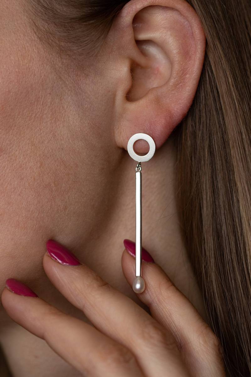 White Pearl Circle & Baumeln Ohrringe Pearl Treasures. Minimalist Schmuck Handgemacht Aus Recyceltem Sterling Silber Und Süsswasserperlen von DOSADORNMENTS