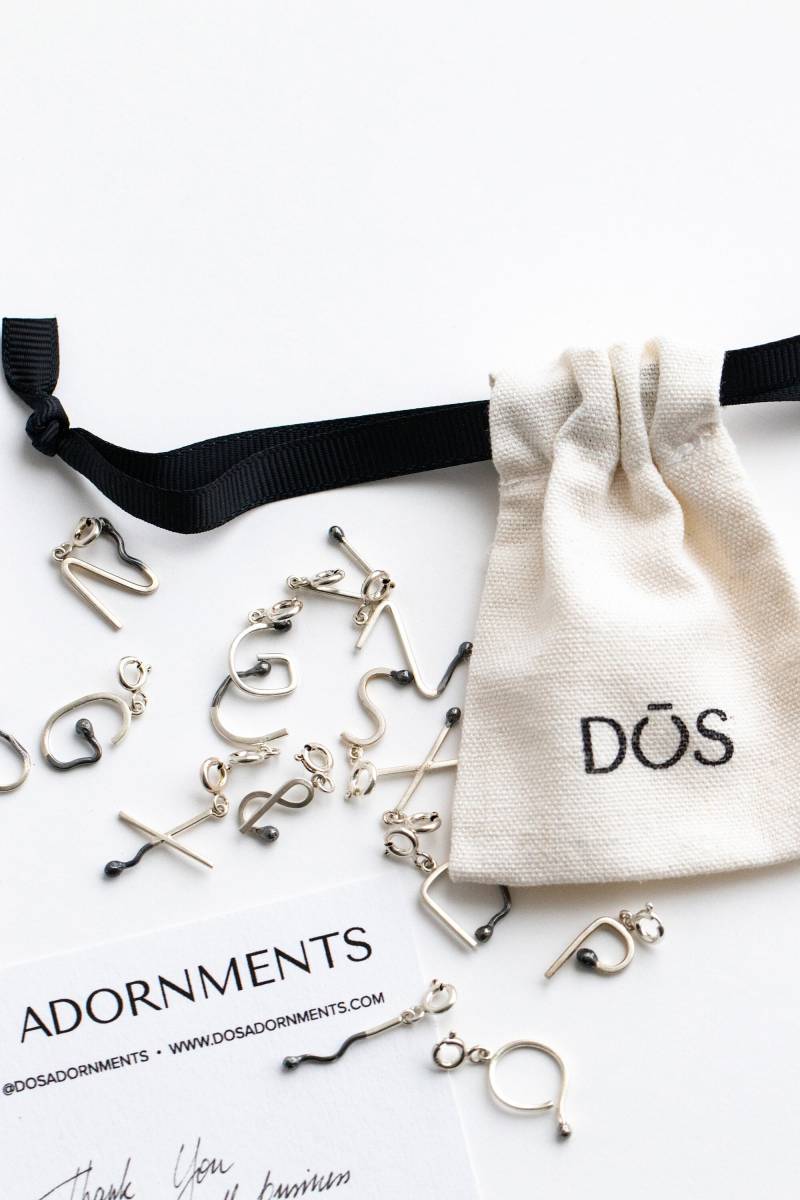 Zwei Klitzekleine Buchstabe Charms Perfekt Zusammen Gebrannt Und Unbeleuchtet. Streichholz-Schmuck Handgefertigt Aus Recyceltem Sterling Silber von DOSADORNMENTS