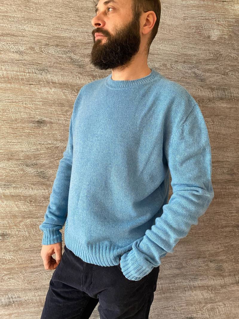 stricken Sie Kaschmir-Pullover Mit Rundhalsausschnitt - Leichte Blaue Wolle Für Männer von DOSSOVAwear