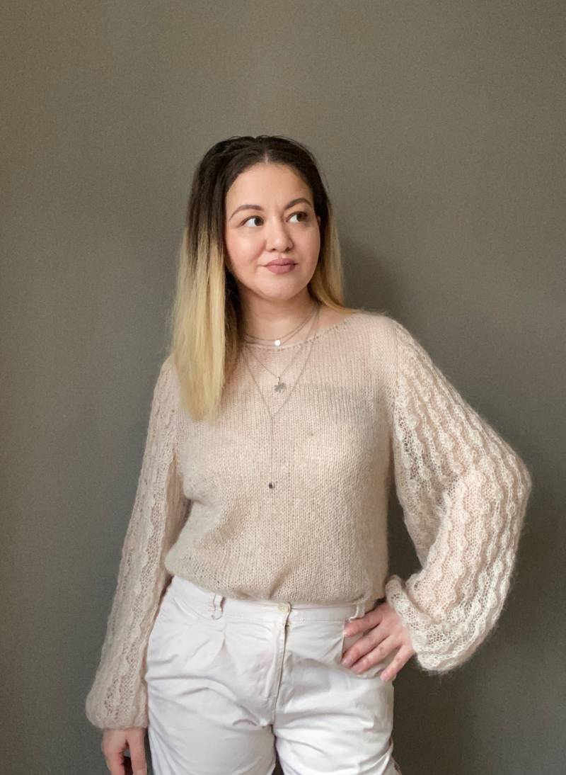 Sehen Sie Durch Mohairpullover Mit Lockeren Ärmeln Für Frauen. Handgestricktes Mohairpullover. Leichte Bauchige Ärmel Beige Pullover von DOSSOVAwear
