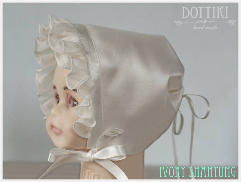 Baby Mädchen Seiden Mütze, Taufhaube von DOTTIKI
