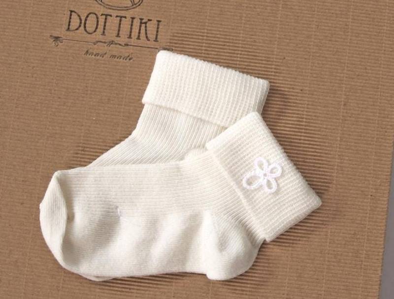 Creme Taufsocken Mit Kreuz Weiche Babysocken Aus Baumwolle | 0-4 Jahre von DOTTIKI
