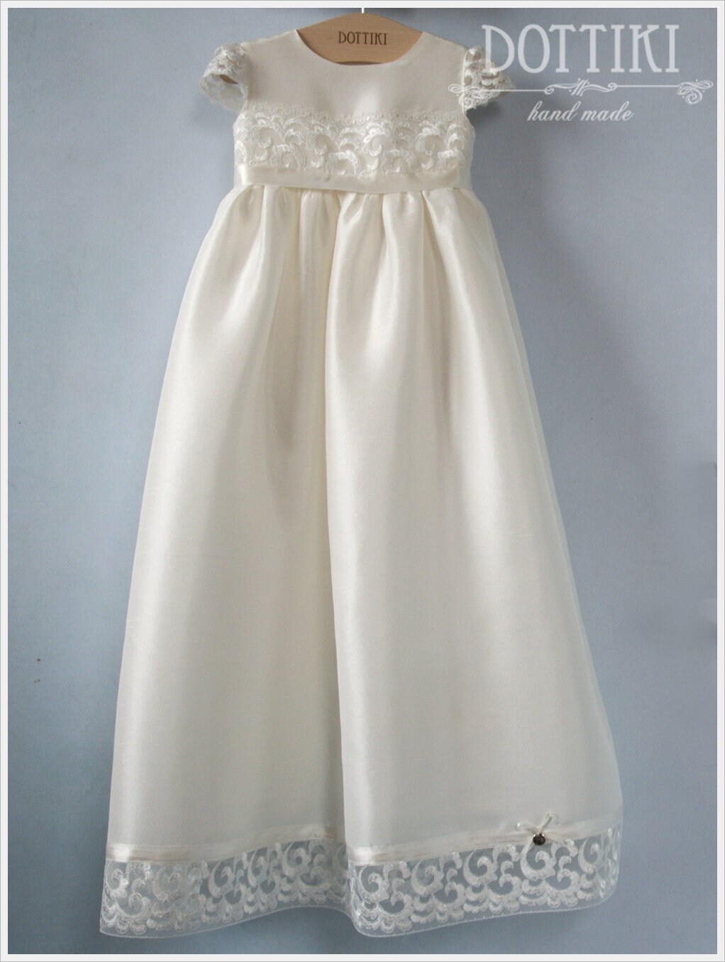 Elfenbeinfarbenes Taufkleid Aus Seide Mit Spitze von DOTTIKI