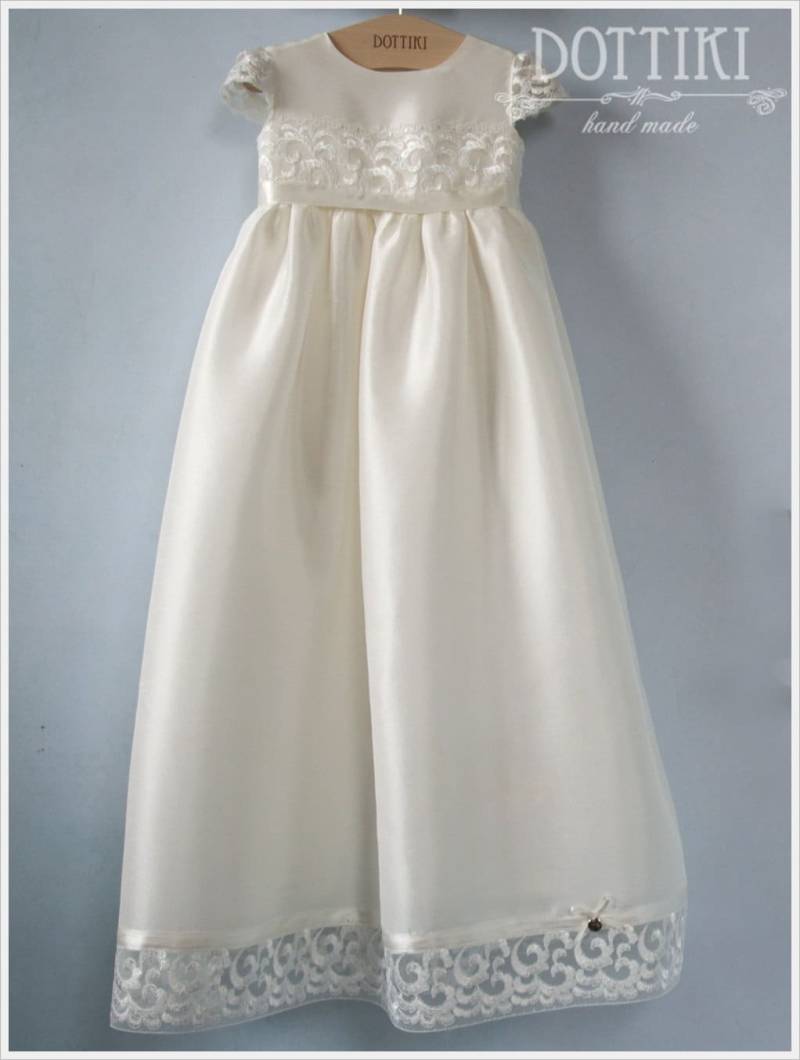 Elfenbeinfarbenes Taufkleid Aus Seide Mit Spitze von DOTTIKI