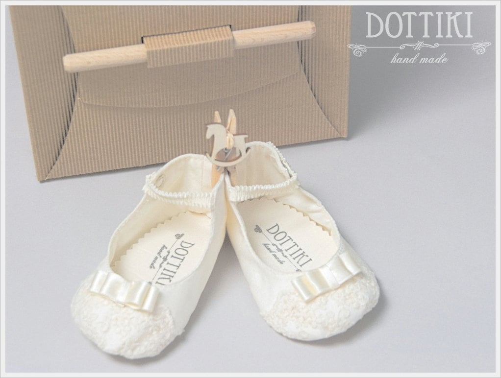 Handgefertigte Seide Taufschuhe Spitze Schleife Babyschuhe, Individualisierbar von DOTTIKI