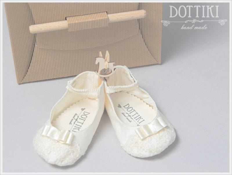 Handgefertigte Seide Taufschuhe Spitze Schleife Babyschuhe, Individualisierbar von DOTTIKI
