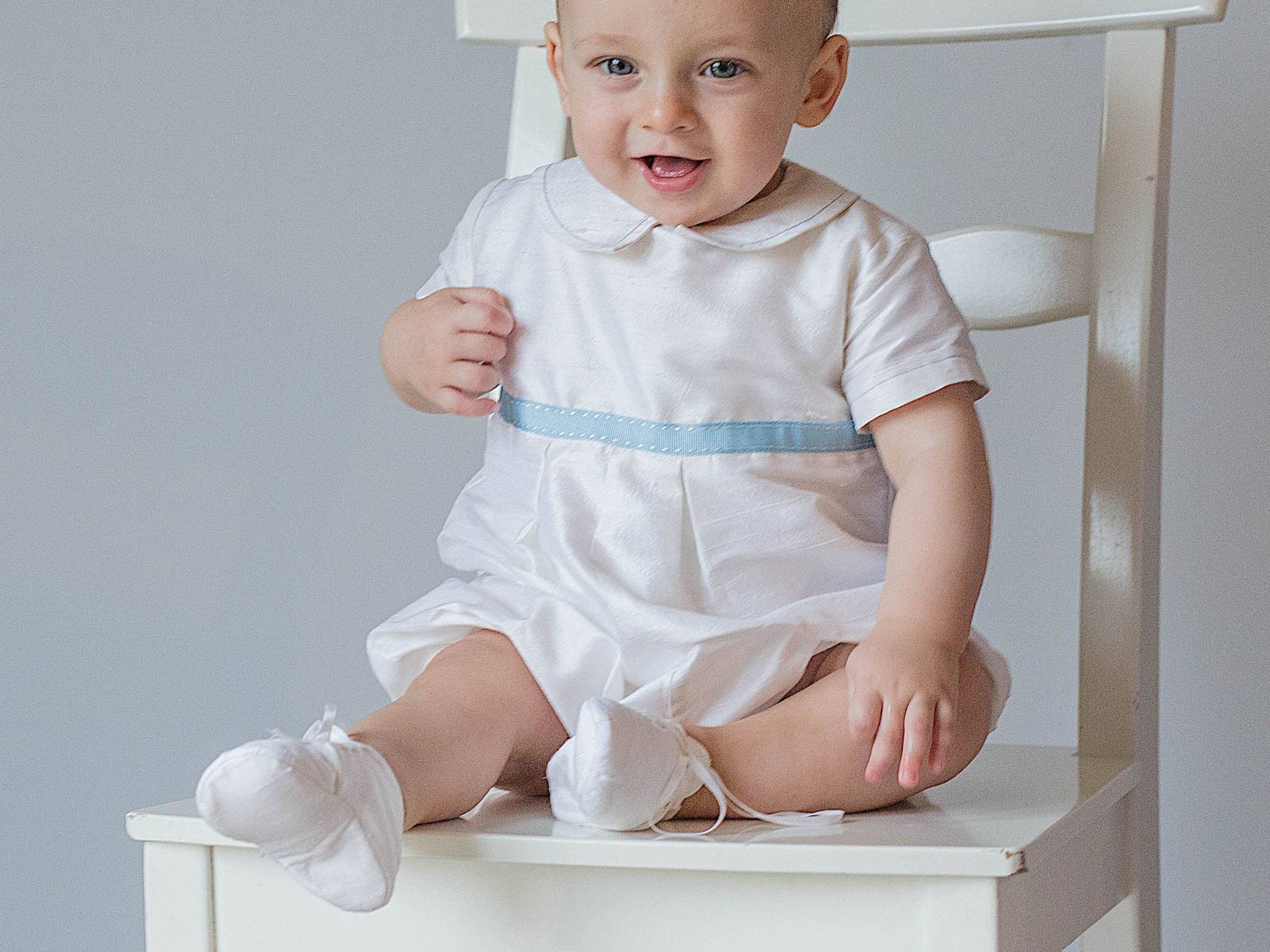 Seiden Baby Jungen Strampler Tauf-Outfit von DOTTIKI