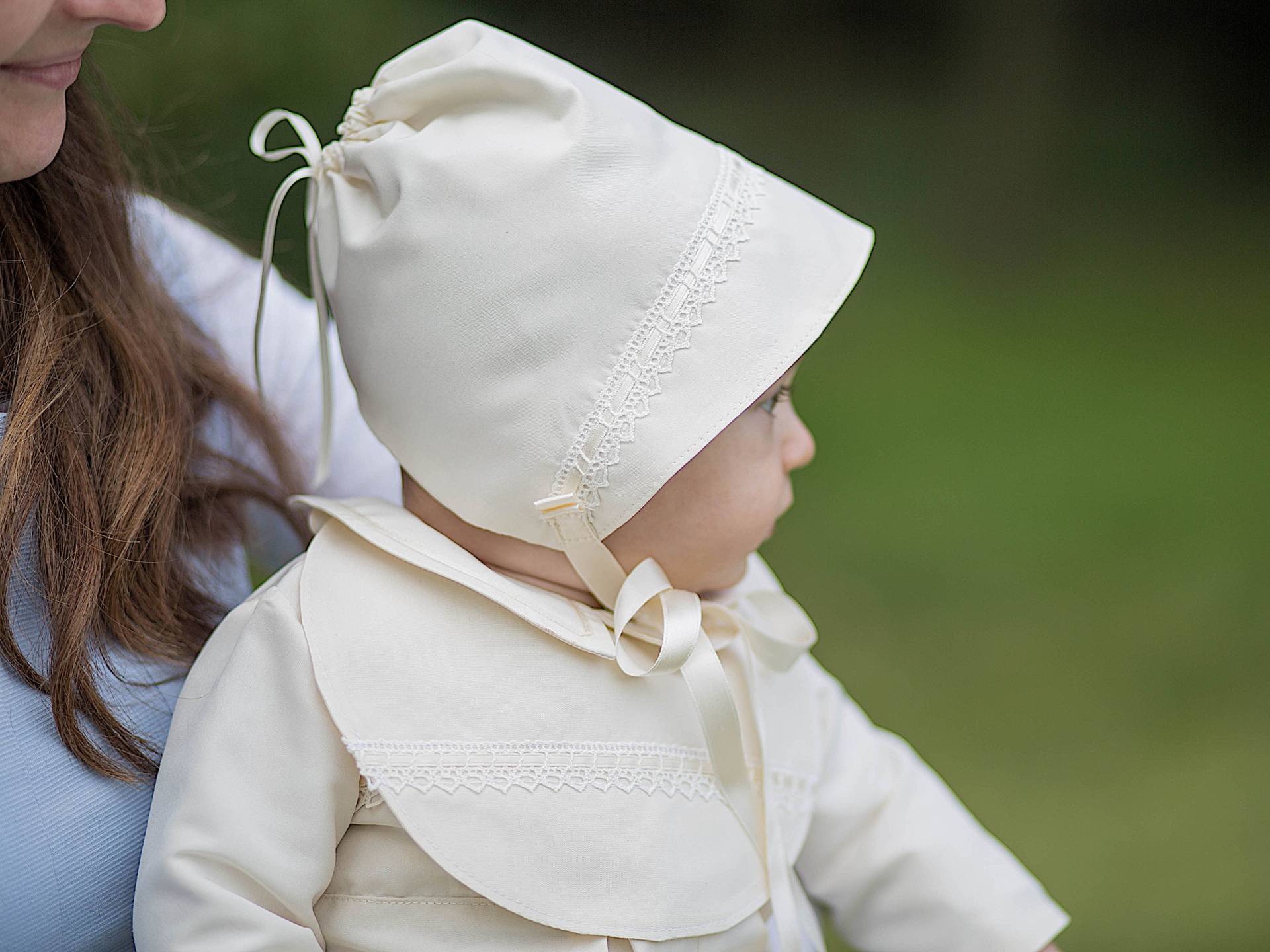 Seiden Mützchen Taufmütze Mit Leinenspitze von DOTTIKI