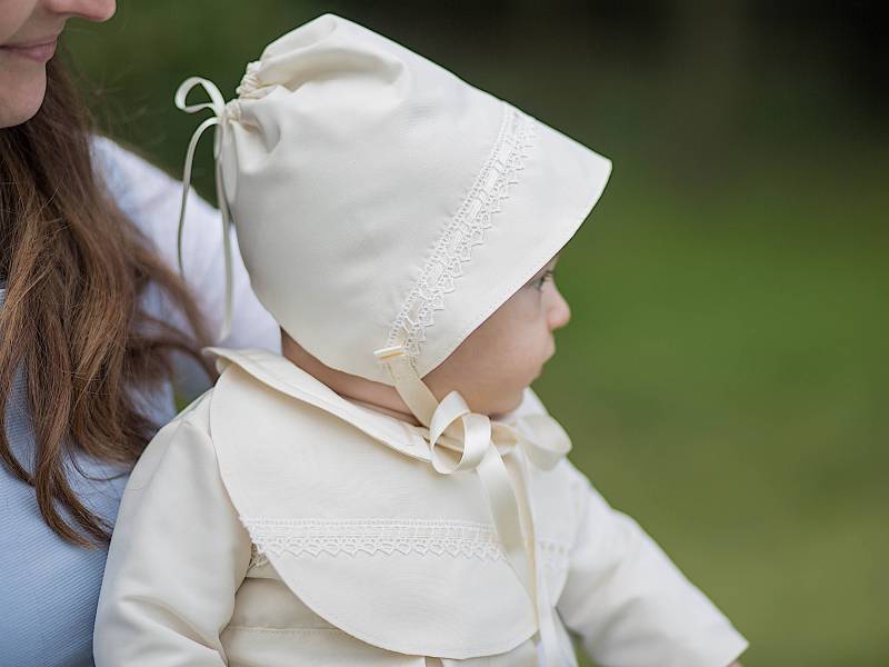 Seiden Mützchen Taufmütze Mit Leinenspitze von DOTTIKI