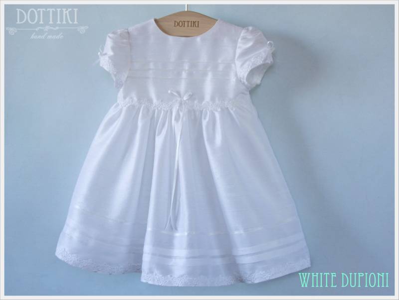 Taufkleid Weisse Dupionseide, Spitzen Details von DOTTIKI