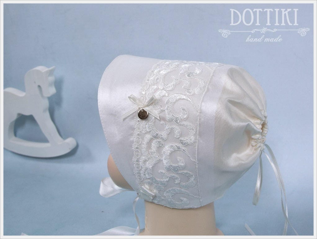 Taufmütze - Baby Mädchen Taufe Hut Seide Und Spitze Mütze Kleinkind in Elfenbein von DOTTIKI