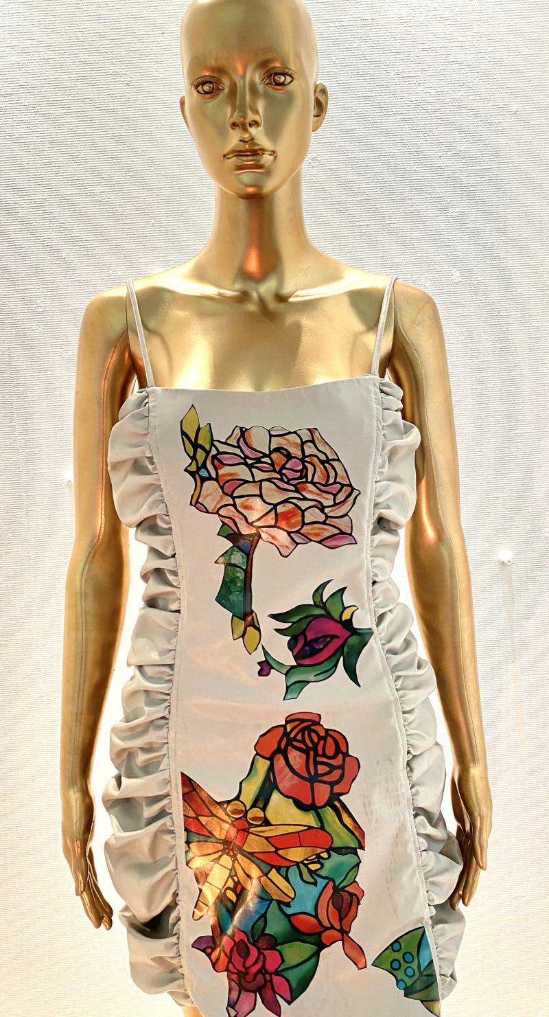 Beiges Veganes Mini - Lederkleid Mit Raffungen Und Floralen Motiven Beiges Veganes Mini - Lederkleid Mit Raffungen Und Floralen Motiven von DOYOULIKEITTOOdesign