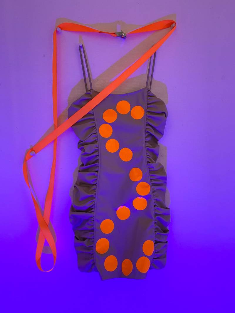 Beiges Veganes Mini - Lederkleid Mit Raffungen Und Neonfarbenen Polkadots Beiges Veganes Mini - Lederkleid Mit Raffungen Und Neonfarbenen Polkadots von DOYOULIKEITTOOdesign