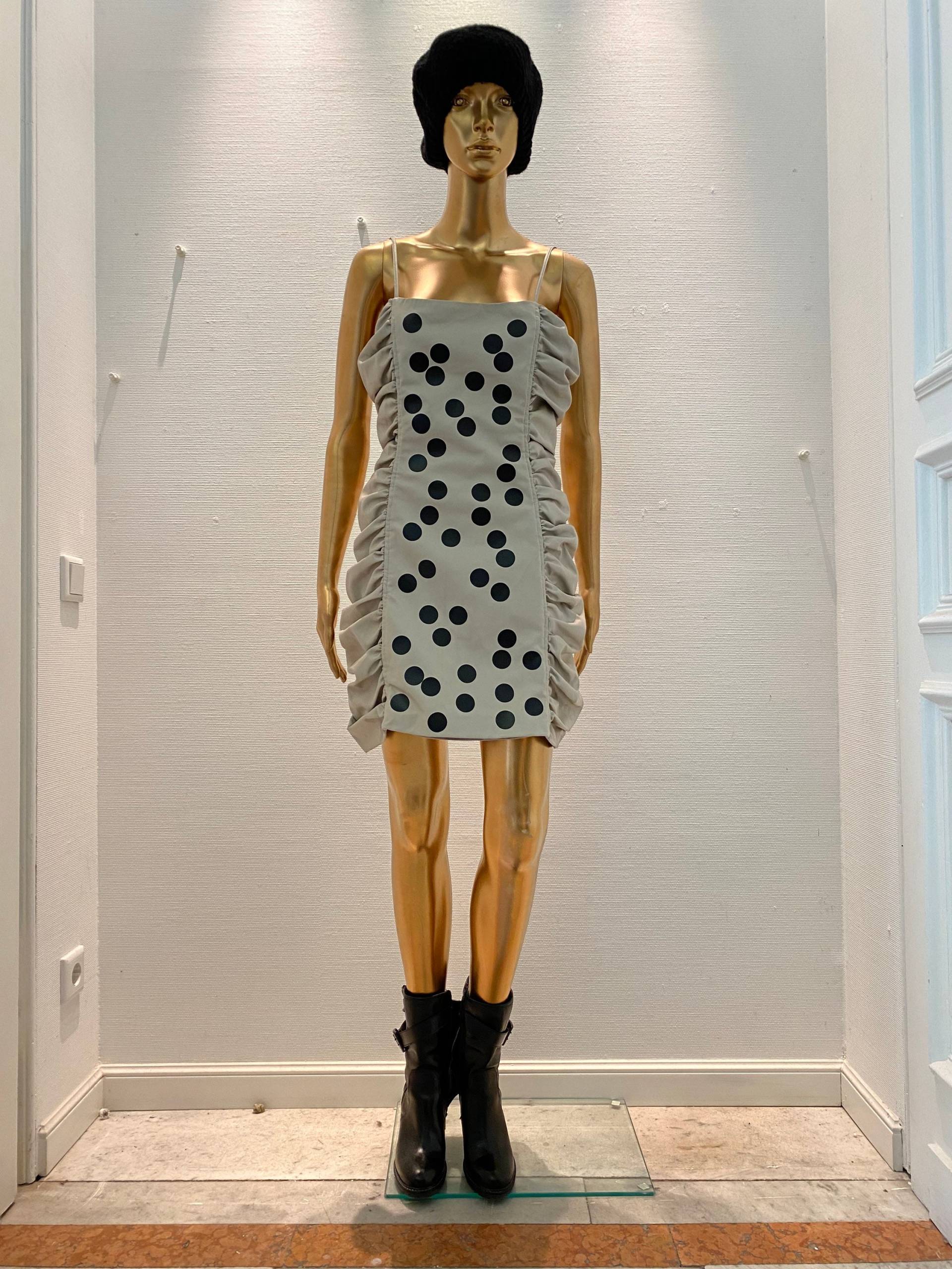 Beiges Veganes Mini - Lederkleid Mit Raffungen Und Schwarzen Polkadots von DOYOULIKEITTOOdesign
