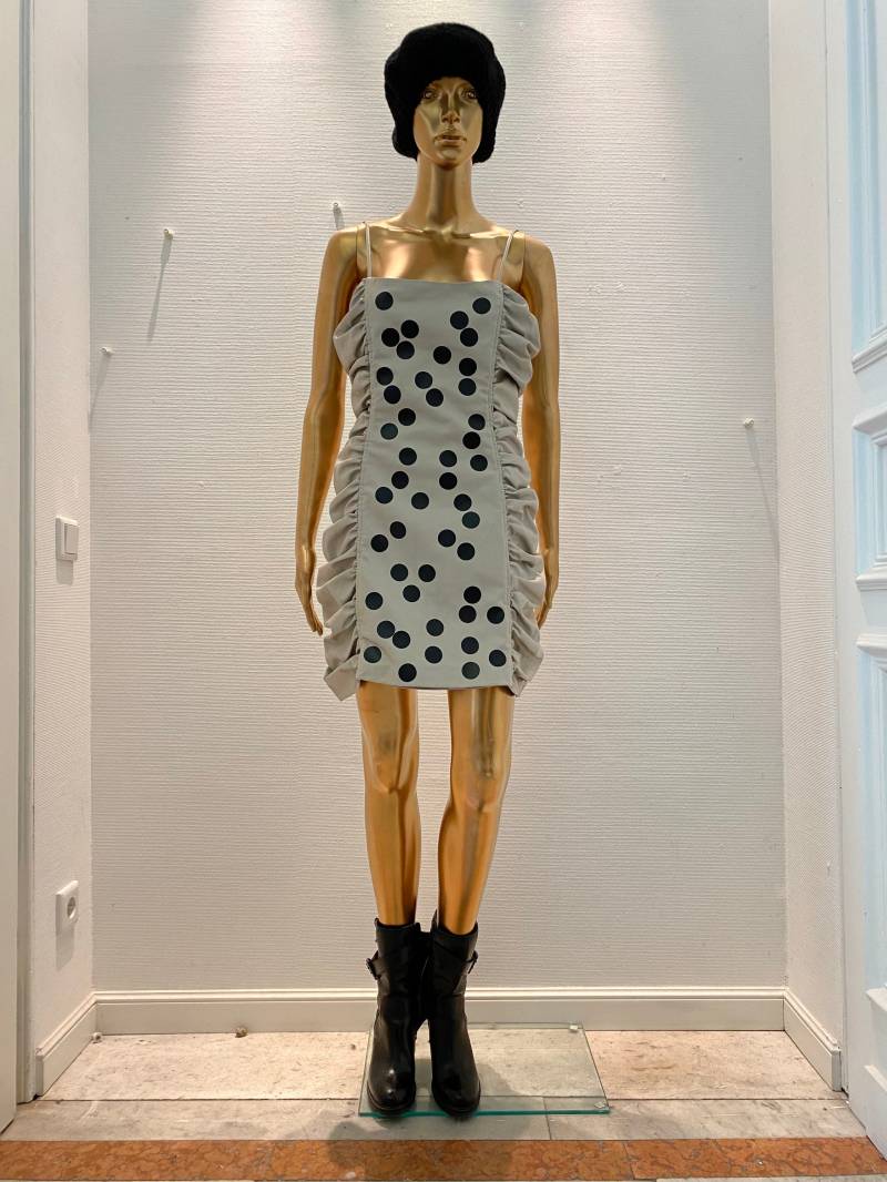 Beiges Veganes Mini - Lederkleid Mit Raffungen Und Schwarzen Polkadots Beiges Veganes Mini - Lederkleid Mit Raffungen Und Schwarzen Polkadots von DOYOULIKEITTOOdesign