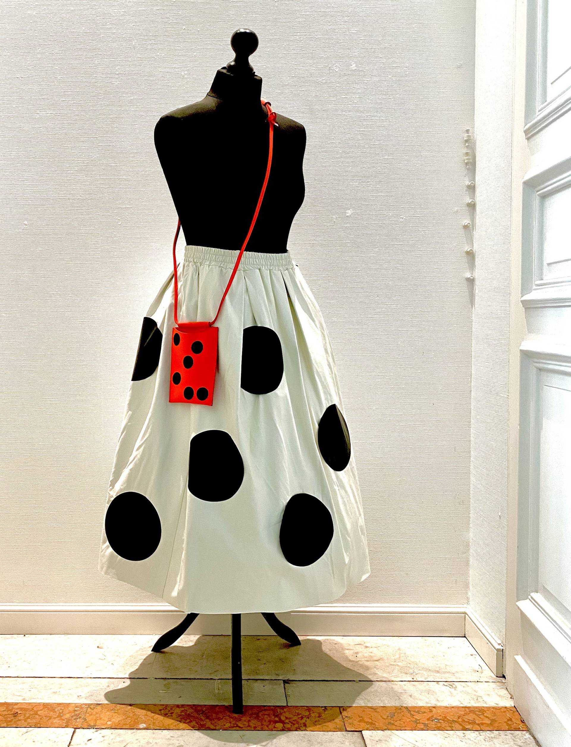 Weißer Weit Schwingender Lederrock Vegan Mit Schwarzen Polkadots Und Petticoat Schwarz Sowie Roter Handytasche Weißer Weit Schwingender Lederrock Vegan Mit Schwarzen Polkadots Und Petticoat Schwarz Sowie Roter Handytasche von DOYOULIKEITTOOdesign